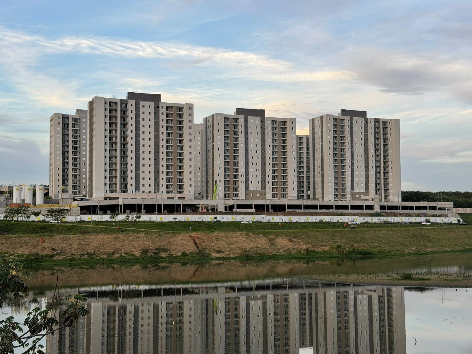 Obra do Portal Encantos de Veneza vista do outro lado do Lago da Fé